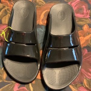 Oofos ladies/mens ooahh slide black sandals ladies Sz 12/mens Sz 10